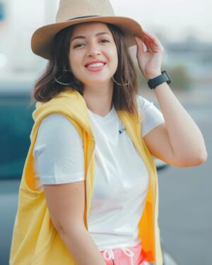 Mona Farouk Instagram - ميعرفوش حجم الصعوبات والضغط اللي بتمر بيه في شغلك 
‎وشغلك مش فارقه معاه ظروف حياتك وبيتك 
‎صحابك القدام مش هيفهموا حجم المسئوليات الجديدة اللي بقت فوق كتافك
‎وصحابك الجداد ميعرفوش كم الخذلان والصعوبات اللي شوفتها في حياتك 
‎وشريك حياتك منتظر دايما الحب والدعم منك 
‎بأختصار محدش هيحس بيك ويقويك ويطبطب عليك زي نفسك 💪🏻
‎فخليك رحيم بيها وكفاية تظلمها وتيجي عليها
‎والجأ للي خلقك ورحيم بيك هو اعلم بحالك وارحم بيك من اي حد 🤍🙏🏻