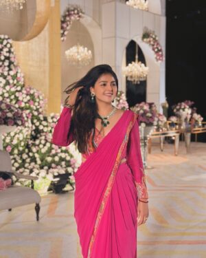 Monal Gajjar Instagram - Dost ki wedding thi socha thodi photo voto khicha leti hu. Now days im too busy u know .🎬🧚😘🥰🧿🥰🥳🥳

Outfit by: @officialbenbaa 
Jewellery: @shalibhadra_fashion_jewellery 
Styled by: @rudradave33
Edited by: @harshulsheth @greyscale.work

#weddingdress #bridesmaids #love #monalgajjar #monalofthestory