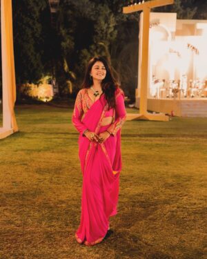 Monal Gajjar Instagram - Dost ki wedding thi socha thodi photo voto khicha leti hu. Now days im too busy u know .🎬🧚😘🥰🧿🥰🥳🥳

Outfit by: @officialbenbaa 
Jewellery: @shalibhadra_fashion_jewellery 
Styled by: @rudradave33
Edited by: @harshulsheth @greyscale.work

#weddingdress #bridesmaids #love #monalgajjar #monalofthestory