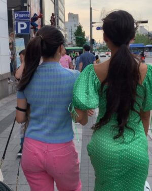 Moon Ga-bi Instagram - 얘들아 벌써 보고시포 미쪼미쪼! 
근데 융기야 엉덩이 예쁘게 나오게 찍으랬지 엉동이만 찍으랬니?