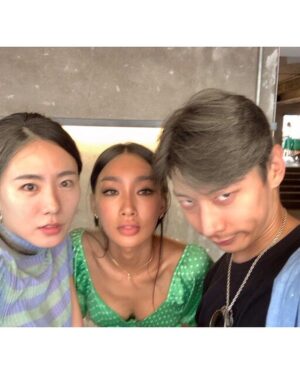 Moon Ga-bi Instagram - 얘들아 벌써 보고시포 미쪼미쪼! 
근데 융기야 엉덩이 예쁘게 나오게 찍으랬지 엉동이만 찍으랬니?