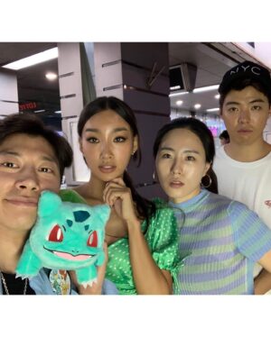 Moon Ga-bi Instagram - 얘들아 벌써 보고시포 미쪼미쪼! 
근데 융기야 엉덩이 예쁘게 나오게 찍으랬지 엉동이만 찍으랬니?