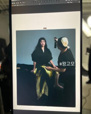 Moon Geun-young Instagram - ⠀⠀⠀⠀⠀⠀⠀⠀⠀⠀⠀⠀⠀⠀⠀⠀
보이지 않는 곳에서 나를 멋지게 만들어 주시는 분들.
그들의 열정이 때론 나보다 더 반짝거릴 때, 참으로 감사하다🌟

#왕고모 #도경원장님 #운진실장님 #수빈대표님 #인주이사님
#코스모폴리탄12월호