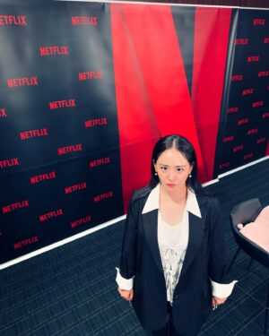 Moon Geun-young Instagram - ⠀⠀⠀⠀⠀⠀⠀⠀⠀⠀⠀⠀⠀⠀⠀⠀ 
지옥 시즌2 봐주실거죠?
많이 많이 봐주세용🥰

#지옥2 #10월25일 #오후5시 #넷플릭스 #두둠🌟
#Day3325💋