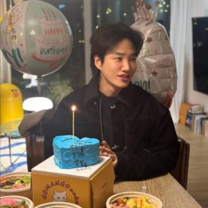 Moon Ji-in Instagram - 생일축하해요:)
오빠를 사랑하는 사람들이  너무너무 많은거 같아서
기뻐!🥰
그 💕 사랑 앞으로 나와 함께 60년만 더 주위에 나눠드리며 삽시다