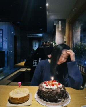 Moon Lee Instagram - 又長了一歲

劇組裡有好多冬天的孩子，大家接連著生日，幫彼此慶生的感覺像是一個大的家庭(*¯︶¯*)

今天上班的路上看見一個又大又完整的彩虹🌈
新的一歲一定會非常幸運的！

因為每一個人的呵護，故事漸漸有了形狀，有夥伴真好！感謝時間，讓我明白我是幸運的