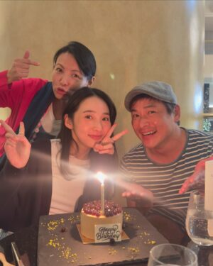 Moon Lee Instagram - 在晴朗的冬日，獲得今年第一份祝福
謝謝太陽
謝謝太陽的爸爸媽媽
謝謝曉彤

因為你們才能夠如此幸福、幸運
我愛你們🌞🩰💛