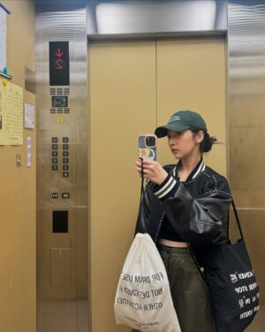 Moon Lee Instagram - 不是在運動就是在去運動的路上，很快樂！

放棄並不等同於失敗，是今日意外獲得的句子
無敵感謝這個總結！又可以開始了！