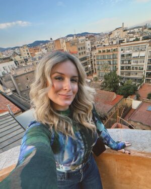 Morgan Huelsman Instagram - between the patatas bravas, the wine stoop drinking, majestic views, & the little cafes filled with my favorite things… Barcelona has my heart 🫶🏼