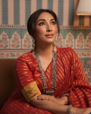 Mouli Ganguly Instagram - मोहब्बत को क्या एक दिन मनाना,
ये तो है हर रोज़ का अफसाना! 🥀

#Soulful #LoveUnfiltered #Saree #KeepingItReal #SareeDiaries #DesiLook #MouliGanguly