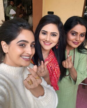 Mounika Dev Instagram - 3🌹🌹🌹..
With beautiful souls @preetinigamofficial @mrudulakadiyala_official