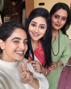 Mounika Dev Instagram - 3🌹🌹🌹..
With beautiful souls @preetinigamofficial @mrudulakadiyala_official