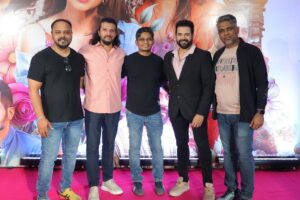Mrinal Kulkarni Instagram - विशेष मान्यवर आणि कलाकारांच्या उपस्थितीत रंगला गुलाबी सिनेमाचा मुंबई प्रिमीयर सोहळा! 

‘गुलाबी’🌸💗

महाराष्ट्रात सर्वत्र प्रदर्शित!

तिकीट बुक करा इथे :-Link in bio🔗

#गुलाबी #Gulaabi #GulaabiInCinemasNow
#gulaabi

Directed By - @abhyangh_official

Produced By - @sonalishivanikar @muzumdarshanbhag ,  @anandshivanikar @abhyangh_official , @techno.swapnil

Starring - @shrumarathe , @mrinalmrinal2 , @ashvinibhave @shaileshdatar, #Suhas Joshi, @AbhyanghKuvalekar @nikkhilaryaofficial, @radhika_deshpande, welankarpradeep @iam_poojapurandare

Executive Producer - @bhagatamol
Story : Abhyangh Kuvalekar
Screenplay & Dialogues: @bharadj
DOP - @saleelss
Music On- @panoromamusic
Distributions - @panorama_studios @chhatwanimurli @rauuti @darshan_shah1
Music - @saipiyushmusic
Singer - @hamsika.iyerofficial ,@ambekaraarya, @@rahuldeshpandeofficial ,@savanieeravindrra, @ruchabondre , @kkomalkrusshna, @shendebelareal
Lyrics -  @the_manndar , @aditi_vinayak_dravid
Editor - @roughcutappa
Costume - @devika_232
Makeup & Hair - @bhakti.sapkeofficial, @internationalbeautyschool
Art Director - @mahesh_kore999
Sound Design - @swarupjoshi
Publicity Design - @lokisstudio
PR - @amrutamane48
Digital Marketing- @ashmikitilekar @teamsocialtime
Visual Promotions- @som_chavan