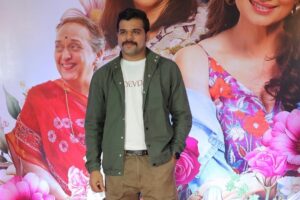 Mrinal Kulkarni Instagram - विशेष मान्यवर आणि कलाकारांच्या उपस्थितीत रंगला गुलाबी सिनेमाचा मुंबई प्रिमीयर सोहळा! 

‘गुलाबी’🌸💗

महाराष्ट्रात सर्वत्र प्रदर्शित!

तिकीट बुक करा इथे :-Link in bio🔗

#गुलाबी #Gulaabi #GulaabiInCinemasNow
#gulaabi

Directed By - @abhyangh_official

Produced By - @sonalishivanikar @muzumdarshanbhag ,  @anandshivanikar @abhyangh_official , @techno.swapnil

Starring - @shrumarathe , @mrinalmrinal2 , @ashvinibhave @shaileshdatar, #Suhas Joshi, @AbhyanghKuvalekar @nikkhilaryaofficial, @radhika_deshpande, welankarpradeep @iam_poojapurandare

Executive Producer - @bhagatamol
Story : Abhyangh Kuvalekar
Screenplay & Dialogues: @bharadj
DOP - @saleelss
Music On- @panoromamusic
Distributions - @panorama_studios @chhatwanimurli @rauuti @darshan_shah1
Music - @saipiyushmusic
Singer - @hamsika.iyerofficial ,@ambekaraarya, @@rahuldeshpandeofficial ,@savanieeravindrra, @ruchabondre , @kkomalkrusshna, @shendebelareal
Lyrics -  @the_manndar , @aditi_vinayak_dravid
Editor - @roughcutappa
Costume - @devika_232
Makeup & Hair - @bhakti.sapkeofficial, @internationalbeautyschool
Art Director - @mahesh_kore999
Sound Design - @swarupjoshi
Publicity Design - @lokisstudio
PR - @amrutamane48
Digital Marketing- @ashmikitilekar @teamsocialtime
Visual Promotions- @som_chavan