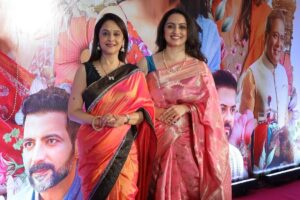 Mrinal Kulkarni Instagram - विशेष मान्यवर आणि कलाकारांच्या उपस्थितीत रंगला गुलाबी सिनेमाचा मुंबई प्रिमीयर सोहळा! 

‘गुलाबी’🌸💗

महाराष्ट्रात सर्वत्र प्रदर्शित!

तिकीट बुक करा इथे :-Link in bio🔗

#गुलाबी #Gulaabi #GulaabiInCinemasNow
#gulaabi

Directed By - @abhyangh_official

Produced By - @sonalishivanikar @muzumdarshanbhag ,  @anandshivanikar @abhyangh_official , @techno.swapnil

Starring - @shrumarathe , @mrinalmrinal2 , @ashvinibhave @shaileshdatar, #Suhas Joshi, @AbhyanghKuvalekar @nikkhilaryaofficial, @radhika_deshpande, welankarpradeep @iam_poojapurandare

Executive Producer - @bhagatamol
Story : Abhyangh Kuvalekar
Screenplay & Dialogues: @bharadj
DOP - @saleelss
Music On- @panoromamusic
Distributions - @panorama_studios @chhatwanimurli @rauuti @darshan_shah1
Music - @saipiyushmusic
Singer - @hamsika.iyerofficial ,@ambekaraarya, @@rahuldeshpandeofficial ,@savanieeravindrra, @ruchabondre , @kkomalkrusshna, @shendebelareal
Lyrics -  @the_manndar , @aditi_vinayak_dravid
Editor - @roughcutappa
Costume - @devika_232
Makeup & Hair - @bhakti.sapkeofficial, @internationalbeautyschool
Art Director - @mahesh_kore999
Sound Design - @swarupjoshi
Publicity Design - @lokisstudio
PR - @amrutamane48
Digital Marketing- @ashmikitilekar @teamsocialtime
Visual Promotions- @som_chavan