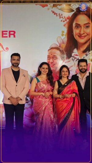 Mrinal Kulkarni Instagram - गुलाबी चित्रपटाची संपूर्ण टीम💖

#rajshrimarathi #gulabi #bhushanpradhan #mrinalkulkarni #shrutimarathe