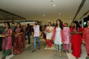 Mrinal Kulkarni Instagram - गुलाबी सिनेमाच्या पहिल्याच दिवशी फर्स्ट डे फर्स्ट शो निमित्त टीमने दिली थिएटरला खास भेट!

उत्साह, आनंद आणि धम्माल मजेत हाऊसफुल्ल रंगला पहिला शो !

'गुलाबी'

🩷🩷

आजपासून आपल्या जवळच्या चित्रपटगृहात! 

तिकीट बुक करा इथे  :- Link In Bio 🔗

#गुलाबी #Gulaabi #GulaabiInCinemasNow

#gulaabi

Directed By - @abhyangh_official

Produced By - @sonalishivanikar @muzumdarshanbhag ,  @anandshivanikar @abhyangh_official , @techno.swapnil

Starring - @shrumarathe , @mrinalmrinal2 , @ashvinibhave @shaileshdatar, #Suhas Joshi, @AbhyanghKuvalekar @nikkhilaryaofficial, @radhika_deshpande, welankarpradeep @iam_poojapurandare

Executive Producer - @bhagatamol

Story : Abhyangh Kuvalekar

Screenplay & Dialogues: @bharadj

DOP - @saleelss

Music On- @panoromamusic

Distributions - @panorama_studios @chhatwanimurli @rauuti @darshan_shah1

Music - @saipiyushmusic

Singer - @hamsika.iyerofficial ,@ambekaraarya, @@rahuldeshpandeofficial ,@savanieeravindrra, @ruchabondre , @kkomalkrusshna, @shendebelareal

Lyrics -  @the_manndar , @aditi_vinayak_dravid

Editor - @roughcutappa

Costume - @devika_232

Makeup & Hair - @bhakti.sapkeofficial, @internationalbeautyschool

Art Director - @mahesh_kore999

Sound Design - @swarupjoshi

Publicity Design - @lokisstudio

PR - @amrutamane48

Digital Marketing- @ashmikitilekar @teamsocialtime

Visual Promotions- @som_chavan