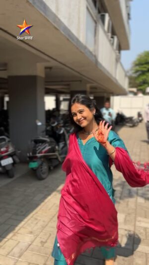 Mrunal Dusanis Instagram - लग्नाच्या तयारीसाठी नंदिनी पोहोचली नाशिक येथे...

पहात रहा, 'लग्नानंतर होईलच प्रेम’
आठवडा लगीन घाईचा...
सोम-शनि सायं. 7:00 वा. Star प्रवाहवर...
#LagnanantarHoilachPrem #StarPravah