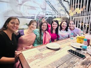 Mrunal Dusanis Instagram - काल पासून @bellylaughs_thane हे restaurant मृणाल दुसानिस @mrunaldusanis_official हिने आणि तिच्या नवऱ्याने नीरज मोरे @neeraj.more14 या दांपत्याने सुरू केलं.. उत्तम वातावरण, उत्तम food, उत्तम सर्विस असल्याने लाइव music असल्याने खूपच मज्जा आली..must visit..Hiranandani estate, the walk mall, thane @tejas.desai.1044