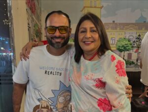 Mrunal Dusanis Instagram - काल पासून @bellylaughs_thane हे restaurant मृणाल दुसानिस @mrunaldusanis_official हिने आणि तिच्या नवऱ्याने नीरज मोरे @neeraj.more14 या दांपत्याने सुरू केलं.. उत्तम वातावरण, उत्तम food, उत्तम सर्विस असल्याने लाइव music असल्याने खूपच मज्जा आली..must visit..Hiranandani estate, the walk mall, thane @tejas.desai.1044
