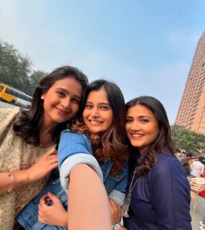 Mrunal Dusanis Instagram - Midday moments of Mohite Sisters🫶🏻
Nandini  Kavya  Aarushi

#lagnanantarhoilachprem #starpravah #mohitesisters #behindthescenes #marathiserial #marathiserialactress #instagram #marathicelebs #dnyanadaramtirthkar #mrunaldusanis #anushkapimputkar