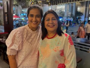 Mrunal Dusanis Instagram - काल पासून @bellylaughs_thane हे restaurant मृणाल दुसानिस @mrunaldusanis_official हिने आणि तिच्या नवऱ्याने नीरज मोरे @neeraj.more14 या दांपत्याने सुरू केलं.. उत्तम वातावरण, उत्तम food, उत्तम सर्विस असल्याने लाइव music असल्याने खूपच मज्जा आली..must visit..Hiranandani estate, the walk mall, thane @tejas.desai.1044