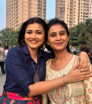 Mrunal Dusanis Instagram - Midday moments of Mohite Sisters🫶🏻
Nandini  Kavya  Aarushi

#lagnanantarhoilachprem #starpravah #mohitesisters #behindthescenes #marathiserial #marathiserialactress #instagram #marathicelebs #dnyanadaramtirthkar #mrunaldusanis #anushkapimputkar