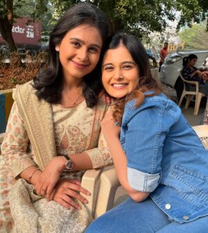 Mrunal Dusanis Instagram - Midday moments of Mohite Sisters🫶🏻
Nandini  Kavya  Aarushi

#lagnanantarhoilachprem #starpravah #mohitesisters #behindthescenes #marathiserial #marathiserialactress #instagram #marathicelebs #dnyanadaramtirthkar #mrunaldusanis #anushkapimputkar