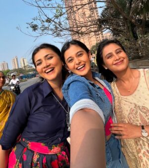 Mrunal Dusanis Instagram - Midday moments of Mohite Sisters🫶🏻
Nandini  Kavya  Aarushi

#lagnanantarhoilachprem #starpravah #mohitesisters #behindthescenes #marathiserial #marathiserialactress #instagram #marathicelebs #dnyanadaramtirthkar #mrunaldusanis #anushkapimputkar