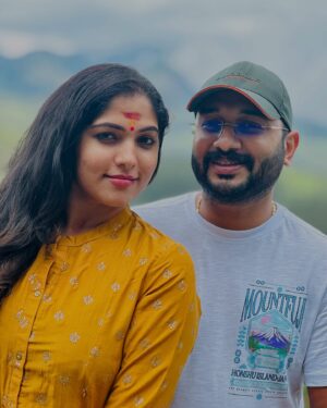Muktha Instagram - I love you endlessly❤️ Happy Valentine’s Day My love 
@rinkutomy 🫂❤️❤️❤️

Click 📸 @kanmanikiara 

#valentines #my #hubby #marriage #rinkutomy #muktha #lovequotes #valentine #love #valentinesday #valentines #valentineday #valentinegift #gift #happyvalentinesday #kadovalentine #valentinesdaygift #valentinesgift