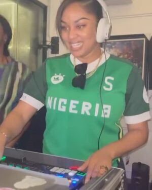 Munachi Abii Instagram - So last year, on the 20th of December 2024, I did a thing. 
My love for house music brought me back to Music. 

I decided I wanted to become a DJ, and I received an overwhelming amount of love and support from my friends and mentors. I made friends with DJs from various parts of the world and they encouraged and welcomed me with open arms ( I felt like I was home ) 

@ifeme.cs  encouraged and pushed me to come out 😆, I told him I wasn’t ready, he said , “ you will be “. 

@bigfootinyourface opened his doors and deck for me to practice with. Even when my nerves were kicking in, he’d say “ relax, enjoy yourself “.

@blak_dave gifted me his controller as my birthday present. I cried 🙈

@afro_exotiq  would always check up on me and encourag me.  He said ,” you practice on stage “ . 

@rancidomusic would always send me good vibes. He said , “I can’t wait for us to collaborate”. He believed in me , even when I was uncertain how I would manifest it all. 
I could go on and on… 

My cousin @elmo_knowsss doesn’t quite understand House Music, but she was right there beside me 😆 blowing her vuvuzela ( 🙈 embarrassing ) 

My Ride or die sisters @global_addict @iamnkemjika1  held me down stronggg. ❤️‍🔥

@thebobusofdrik gifted me first pair of @drik.co jerseys & was the first to arrive that day 😊

I don’t think there’s enough space to express my gratitude for all the love that has been shown to me. 
I thank you all 💛🤲🏼 

I am super excited about this new phase of my life , excited to be a student of music again, but most importantly, I’m excited for you to join me this time, and watch me grow. Who knows the heights we will reach by this time next year 😁 
I get to LEARN and BE one of the things I love the most , in front of you all. 

LETS WATCH THE SUN RISE TOGETHER ☀️