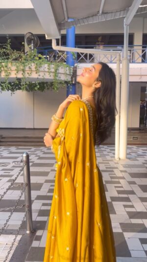 Munira Kudrati Instagram - Iโll know youโre the one if you feed me some samosaโs while my mehendi is drying โบ๏ธ๐ป
Outfit courtesy @tiltonfab
Shot by @ammu__5253 ๐๐
Jewellery @shaikhaasifa626
.
.
.
.
.
.
.
.
.
.
.
.
.
#transition #reels #indian #indianwedding #indianwear #lehenga #lehengas #yellow #reelsvideo #reelsinstagram #reelsindia #reelsviral #instagram #instagood #โค๏ธ #fyp #foryoupage #explore #explorepageโจ #explorepage