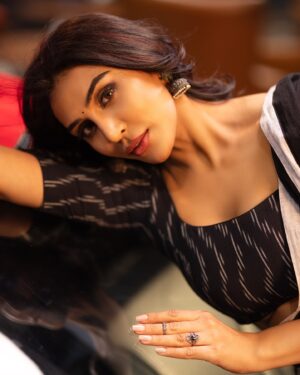 Myra Sareen Instagram - KEHTE HAIN AGAR
KISI CHEEZ KO DIL SE CHAHO…
TO PURI KAINAAT USSE TUMSE MILANE KI KOSHISH MEIN LAG JAATI HAI...🤲🏻

.
.
.
.
.
.
.
.
#myrasareen #newpost #newshoot #southindian #sareelook #postoftheday #instapost #telugucinema #hyderabad #saturday #weekend #daysoff #hellofebruary #southindianactress #bollywood #indianactor #newpics #myra #myraasareen #goggle #blacksaree #hot #bestpic #mumbai #2025post #newyear #newlife #1stfebruary