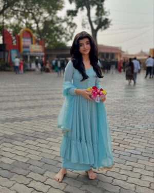 Myra Singh Instagram - 🙏🌸🌊🪻🪷
.
.
Outfit @aachho 
PR @dinky_nirh 
.
#ujjainmahakaal #monday #firstmonday2025 
#myrasingh