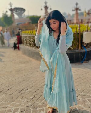 Myra Singh Instagram - 🙏🌸🌊🪻🪷
.
.
Outfit @aachho 
PR @dinky_nirh 
.
#ujjainmahakaal #monday #firstmonday2025 
#myrasingh