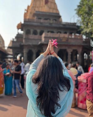 Myra Singh Instagram - 🙏🌸🌊🪻🪷
.
.
Outfit @aachho 
PR @dinky_nirh 
.
#ujjainmahakaal #monday #firstmonday2025 
#myrasingh