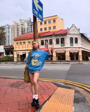 NIKI Instagram - eat, play show, vibe, eat, play show, vibe, rep(eat). SINGAPORE I’M IN U SEE U TONIGHT 🌊💋