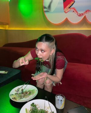 NIKI Instagram - eat, play show, vibe, eat, play show, vibe, rep(eat). SINGAPORE I’M IN U SEE U TONIGHT 🌊💋