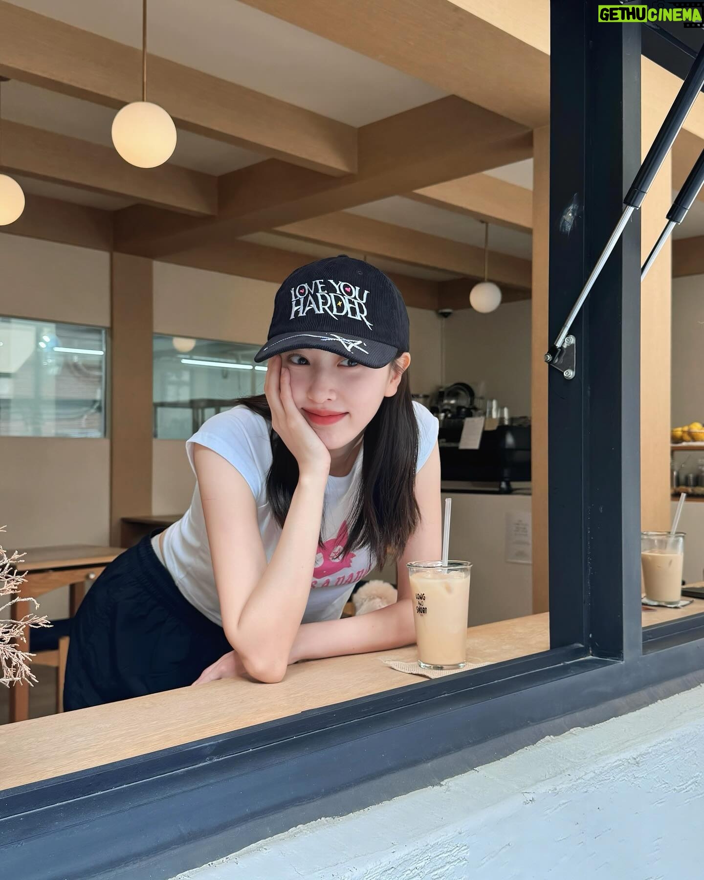 Na Hae-ryung - 3.1K Likes - 혼자 해외여행 2박3일은 어디가 좋을까요? 🤔