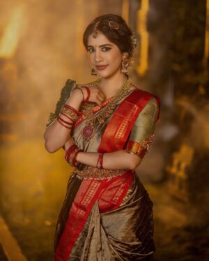 Nabha Natesh Instagram - Wishing everyone a happy Sankranthi 🦚
:
:
:

Styling @manogna_gollapudi

Photographer @pranil_chintewar

Saree @mavurisilks

Blouse @suvarnamandirbyrajsarepalli

Jewellery @lotus_silver_jewellery
@bcos_its_silver

Asst @meghanasrinivas30
@laavanyahh @praachi.98

Location: @passionate_studios