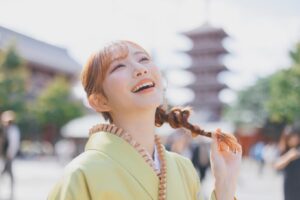 Nagisa Aoyama Instagram - FCで着物ブロマイドが発売されました👘
うぐいす色の着物が好きなの〜🫶

みんなに言われて気づいたんだけど…
全身で見ると、帯の色も相まってさつまいもコーデみたいになってたので、チェックしてみてね🍠笑

#浅草 #着物 #さつまいも #さつまいもチップス #さつまいもしか勝たん