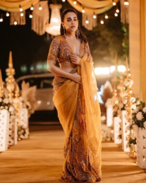 Naila Grrewal Instagram - Serving toasted caramel vibes with a side of frozen feet! 🍮🥶 
Classic Delhi winter wedding scenes! 🧚🏼‍♀️

Wearing: @mahimamahajanofficial @mahima9 
Styled by: @namrata.deepak_ 
Photos: @weddingflix.in @shiivamkashyap02 
.
.
.
.
.
.
#photooftheday #photography #wedding #ootd #saree #festive #tuesday #mood #nailagrrewal