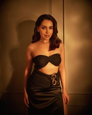 Naila Grrewal Instagram - Last evening was special… beyond grateful to share that I’ve won my first award for #MaamlaLegalHai! 🏆✨ This journey has been a testament to passion, dedication and  combined hard work of the incredible team. Thank you for believing in the power of storytelling! 🙏 #FirstOfMany #GratefulHeart 

styled by: @namrata.deepak_
outfit : @soleiteofficial 
earrings: @misho_designs
necklace: @valliyan 
shoes: @charleskeithofficial 
makeup: @danica_drego 
hair: @snigdha_hairandmakeup 
photography: @mandar_studio 
.
.
.
.
.
.
#photooftheday #photography #maamlalegalhaionnetflix #ananyashroff #iwmbuzzdigitalawards #overthemoon #monday #mood #nailagrrewal