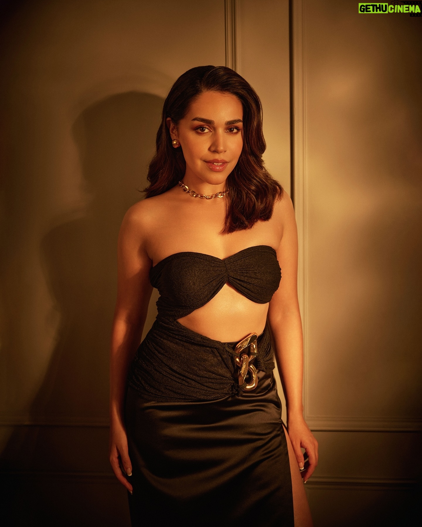 Naila Grrewal - 26.3K Likes - Last evening was special… beyond grateful to share that I’ve won my first award for #MaamlaLegalHai! 🏆✨ This journey has been a testament to passion, dedication and combined hard work of the incredible team. Thank you for believing in the power of storytelling! 🙏 #FirstOfMany #GratefulHeart
styled by: @namrata.deepak_
outfit : @soleiteofficial
earrings: @misho_designs
necklace: @valliyan
shoes: @charleskeithofficial
makeup: @danica_drego
hair: @snigdha_hairandmakeup
photography: @mandar_studio
.
.
.
.
.
.
#photooftheday #photography #maamlalegalhaionnetflix #ananyashroff #iwmbuzzdigitalawards #overthemoon #monday #mood #nailagrrewal