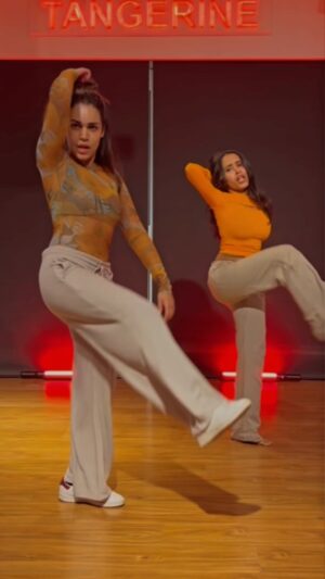 Naila Grrewal Instagram - A little late to the party but 👀💥 
Hiii @vaibhavi_arun 💃🏽 

Choreography: @arunimadey08 
.
.
.
.
.
#reels #reelsindia #dance #dancevideo #aankh #betterlatethannever #tuesday #mood #nailagrrewal