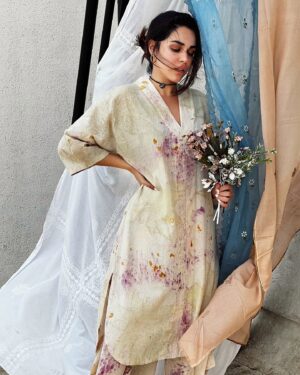 Naila Grrewal Instagram - I love how plants, flowers, and leaves come together to create unique patterns for this piece… all while being kind to the planet. 🌍♻️ Fashion that’s as mindful as it is beautiful! 

👗: @adheerabydipika 
.
.
.
.
.
.
#PhotoOfTheDay #Photography #EcoFashion #SustainableStyle #EcoFriendlyFashion #EcoPrints #HandmadeClothing #SustainableOutfits #SlowFashion #ArtisanalFashion #PlantDye #Ootd #Wednesday #Mood #NailaGrrewal