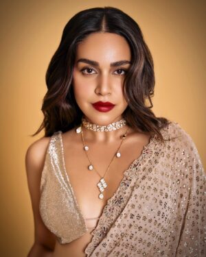 Naila Grrewal Instagram - Happy Diwali, amore mio 🧡🪔💫 

Styled by: @namrata.deepak_ 
Wearing: @dollyjstudio 
Jewellery: @koharbykanika 
Makeup: @danica_drego 
Hair: @snigdha_hairandmakeup 
Photographer: @thefirstclik 
.
.
.
.
.
.
.
#photooftheday #photography #diwali #ootd #saree #festive #monday #mood #nailagrrewal