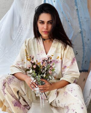 Naila Grrewal Instagram - I love how plants, flowers, and leaves come together to create unique patterns for this piece… all while being kind to the planet. 🌍♻️ Fashion that’s as mindful as it is beautiful! 

👗: @adheerabydipika 
.
.
.
.
.
.
#PhotoOfTheDay #Photography #EcoFashion #SustainableStyle #EcoFriendlyFashion #EcoPrints #HandmadeClothing #SustainableOutfits #SlowFashion #ArtisanalFashion #PlantDye #Ootd #Wednesday #Mood #NailaGrrewal