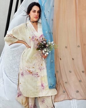 Naila Grrewal Instagram - I love how plants, flowers, and leaves come together to create unique patterns for this piece… all while being kind to the planet. 🌍♻️ Fashion that’s as mindful as it is beautiful! 

👗: @adheerabydipika 
.
.
.
.
.
.
#PhotoOfTheDay #Photography #EcoFashion #SustainableStyle #EcoFriendlyFashion #EcoPrints #HandmadeClothing #SustainableOutfits #SlowFashion #ArtisanalFashion #PlantDye #Ootd #Wednesday #Mood #NailaGrrewal