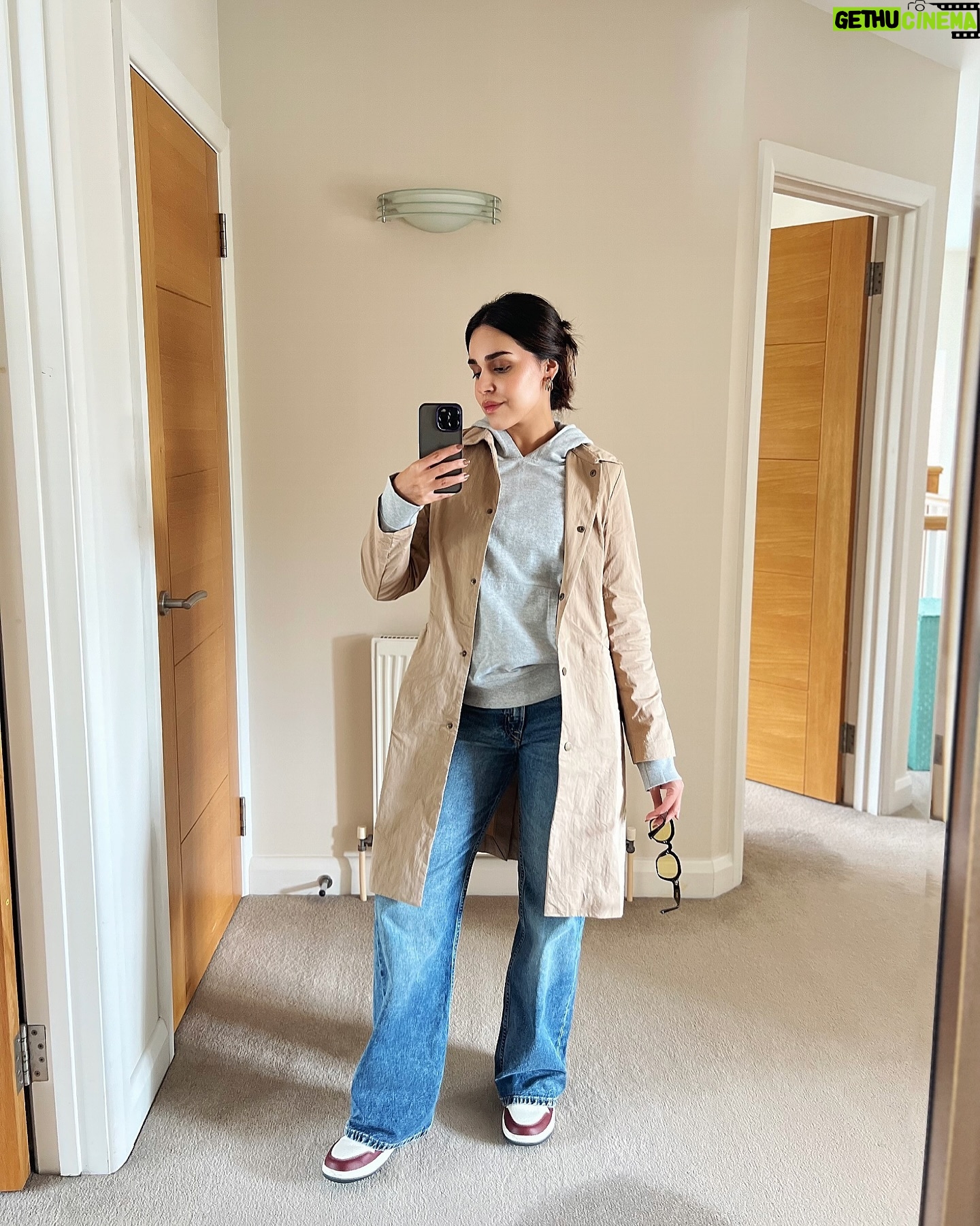 Naila Grrewal - 18.7K Likes - Navigating London’s moods, one selfie at a time ☔️☀️
.
.
.
.
.
.
.
#photooftheday #selfie #london #ootd #saturday #mood #nailagrrewal